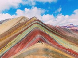 El cerro Vinicunca se encuentra en el camino al Ausangate, la montaña sagrada de Cusco, antigua capital del imperio incaico.  TWITTER/ @conflictominero