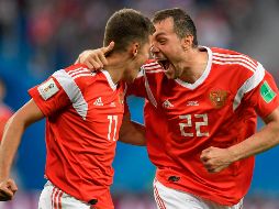 Artem Dzyuba(der) hizo el tercero a los 62, para deleite del público en San Petersburgo. AFP / G. Bouys