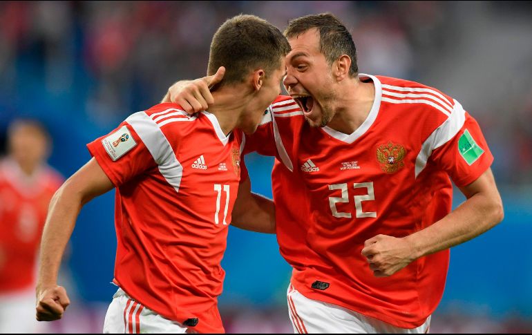 Artem Dzyuba(der) hizo el tercero a los 62, para deleite del público en San Petersburgo. AFP / G. Bouys