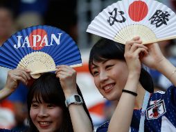 Luego de la victoria para los asiáticos, algunos aficionados recogieron la basura que quedó entre los pasillos. AP / E. Hoshiko