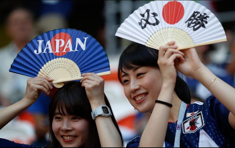 Luego de la victoria para los asiáticos, algunos aficionados recogieron la basura que quedó entre los pasillos. AP / E. Hoshiko