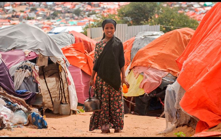 Una niña se ve en un campamento en Mogadiscio, Somalia. AFP/M. Abdiwahab