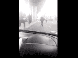 En la avenida Tláhuac con esquina Jacobo Watt, ya en Iztapalapa, los policías rodearon a los presuntos delincuentes y comenzó una balacera. TWITTER