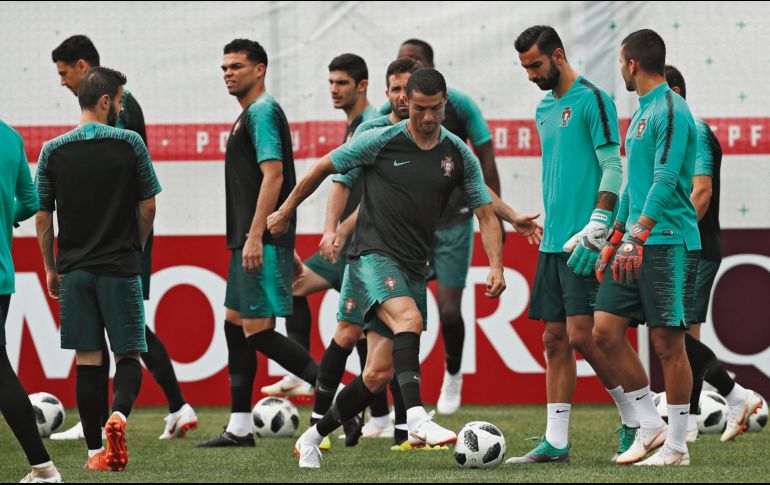 Cristiano Ronaldo. El líder y capitán de la Selección de Portugal (c) buscará llevar a sus compañeros al primer triunfo en este Mundial y para ello se prepara a fondo durante el entrenamiento de ayer. EFE/R. Yongrit
