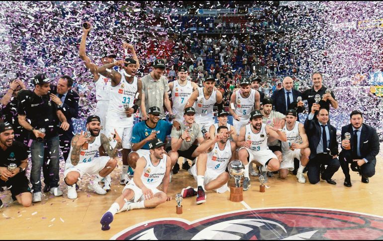 Celebración. Jugadores del Real Madrid, incluido Gustavo Ayón (#14), festejan la obtención del título. EFE