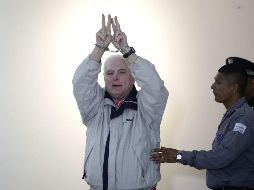 El expresidente Ricardo Martinelli (i) levanta sus manos hacia la prensa a su llegada a la Corte Suprema de Justicia. EFE/B. Velasco