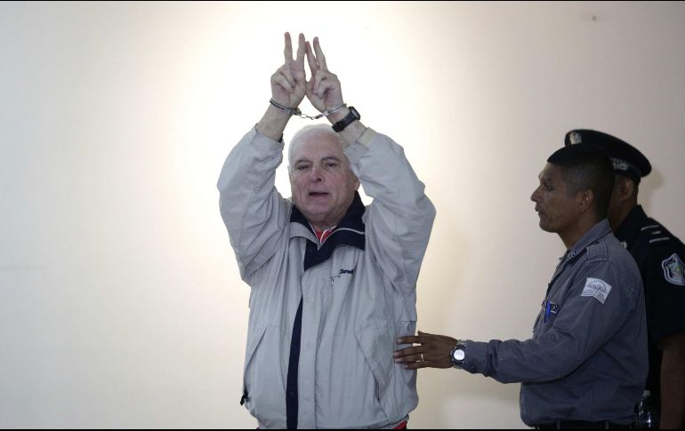 El expresidente Ricardo Martinelli (i) levanta sus manos hacia la prensa a su llegada a la Corte Suprema de Justicia. EFE/B. Velasco