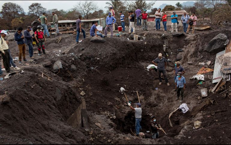 Familiares y amigos de los desaparecidos no se dan tregua, y siguen trabajando en las zonas afectadas con la esperanza de hallar los restos de sus seres queridos. AP/R. Abd
