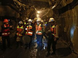 Los trabajadores quedaron expuestos a los gases tóxicos cuando el peso de las llantas provocó un corrimiento de tierra en la boca del yacimiento. AFP