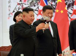 El líder norcoreano Kim Jong-un (i) preside un brindis con el presidente chino Xi Jinping (d) durante una cena estatal en el Gran Palacio del Pueblo, en Pekín. EFE/KCNA