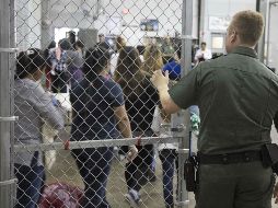 Según una nueva política de inmigración autorizada por Trump, se persigue penalmente a los inmigrantes que cruzan la frontera ilegalmente, deteniendo a los adultos, mientras sus hijos son retenidos en estructuras precintadas. AFP