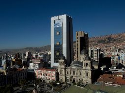 El rascacielos sobresale entre las pocas casonas coloniales que quedan en el centro histórico de La Paz. AP / J. Karita