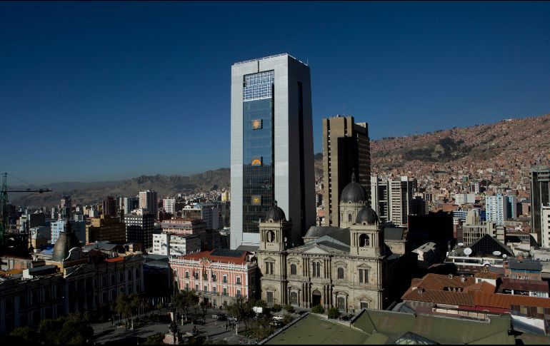 El rascacielos sobresale entre las pocas casonas coloniales que quedan en el centro histórico de La Paz. AP / J. Karita