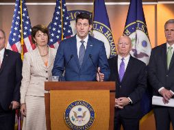 Los republicanos asignarán una partida de siete mil millones de dólares para establecer centros de detención para estas familias. EFE/ M. Reynolds