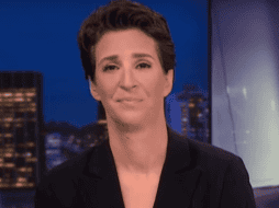 Maddow, conductora de la cadena MSNBC, después se disculpa en su cuenta de Twitter. YOUTUBE /  MSNBC