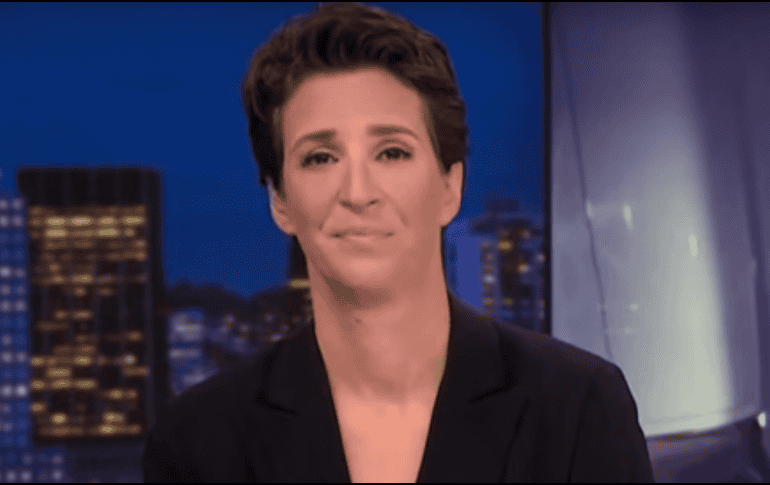 Maddow, conductora de la cadena MSNBC, después se disculpa en su cuenta de Twitter. YOUTUBE /  MSNBC