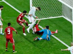 Irán se defendió con lo que pudo de los constantes embates de España, como en esta acción de Piqué en el 68' que finalmente no modificó el marcador. AP / E. Hoshiko