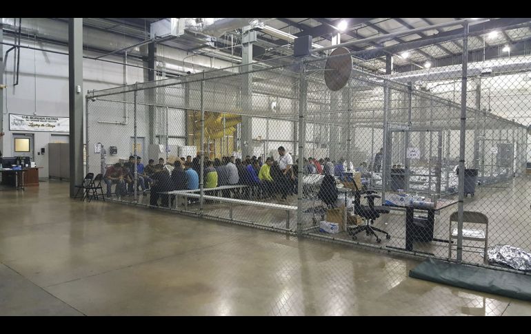Los inmigrantes que entran ilegalmente por el límite con México son retenidos en espacios cercados por vallas metálicas, divididos por edad y género. Los hermanos también pueden quedar separados.