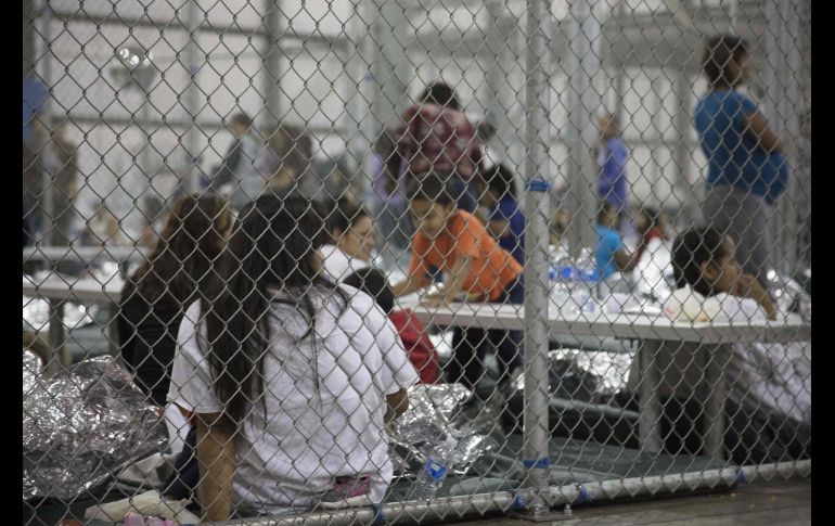 Luego de críticas de la comunidad internacional y en su país, Trump firmó hoy un decreto que pone fin a la separación de los niños inmigrantes de sus padres, pero no resuelve la situación de los menores que ya han sido alejados de sus progenitores.