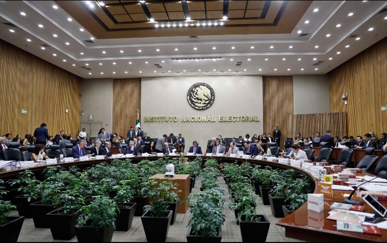 En sesión de Consejo General del INE, Córdova planteó que es lamentable ese incumplimiento a rendir información básica: currículum, cargo al que se aspira y fotografía. SUN / ARCHIVO