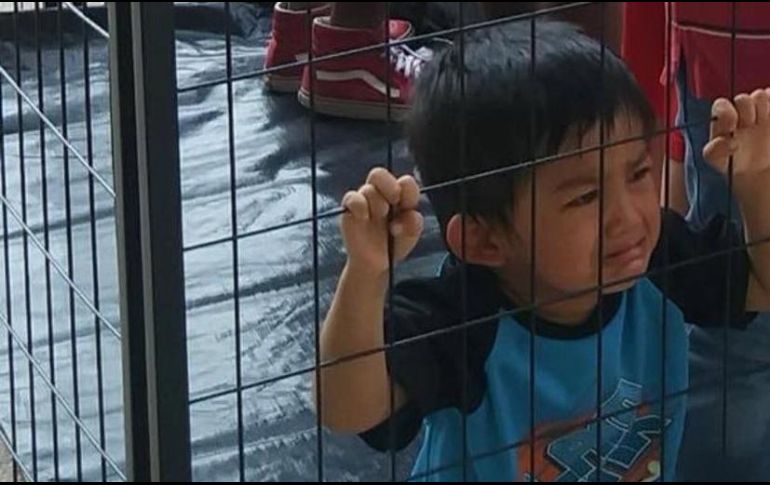 Diversos usuarios en redes sociales han compartido la fotografía del pequeño, señalando que es una víctima más dentro de un centro de detención. FACEBOOK / Brown Berets de Cemanahuac -Texas Chapter