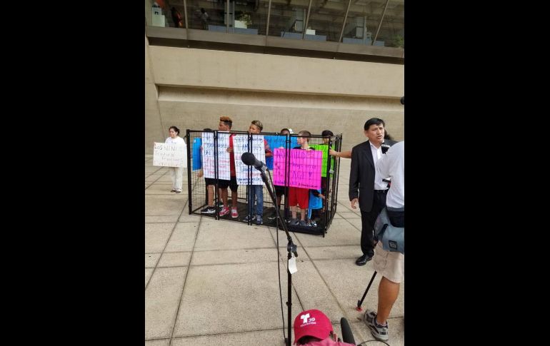 La realidad sobre la fotografía viral de niño inmigrante “enjaulado”