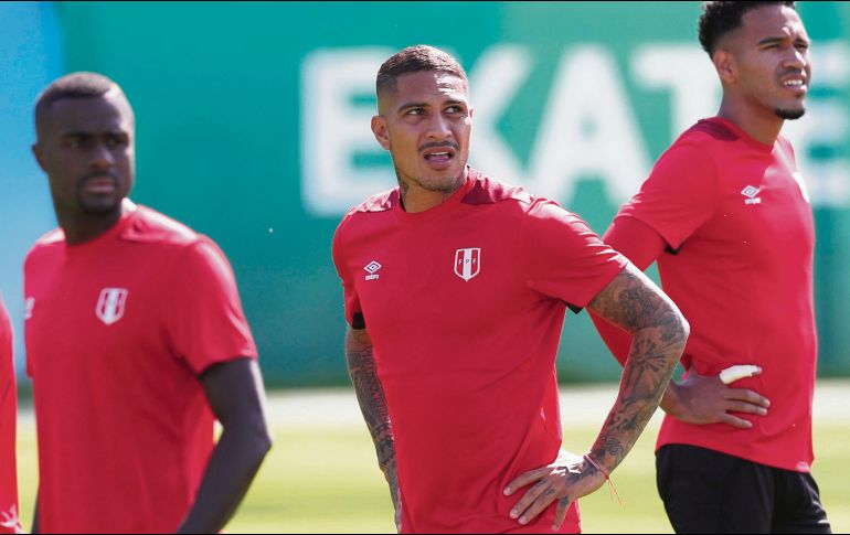 Paolo Guerrero y sus compañeros de la Selección peruana requieren de estrategia, buen futbol y un poco de suerte para ganarle a Francia. EFE