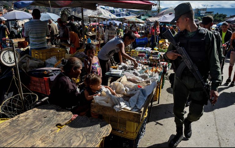 “Preso está un grupo grande de mafiosos, mayoristas, ladrones, capitalistas. Encontramos de todo ahí, hasta prostitución”, afirmó Maduro. AFP/F. Parra