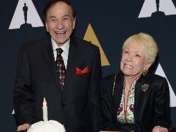 Richard Sherman y su esposa posan ante los medios previo al evento. AFP/T. Ziemban