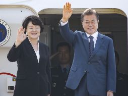 El presidente surcoreano Moon Jae-in (d) y la primera dama Kim Jung-sook (i) saludan antes de partir hacia Moscú para una visita de estado de tres días a Rusia. EFE/YONHAP