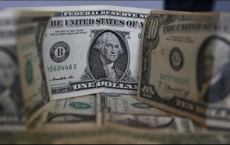 El Banco BASE prevé que el tipo de cambio cotice entre 20.20 y 20.50 pesos por dólar en cotizaciones interbancarias a la venta. EFE / ARCHIVO