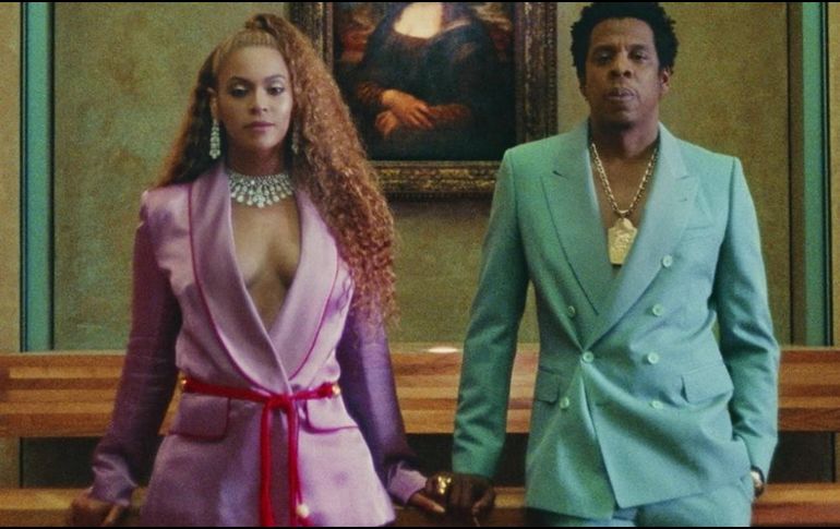 La pareja posó desnuda para un libro artístico de su gira, 