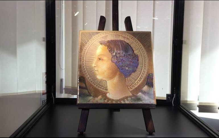 La píeza es un azulejo en terracota cuadrado de 20 centimetros de largo y ancho, propiedad de la noble familia Fenice de Ravello.  EFE/ Press Office