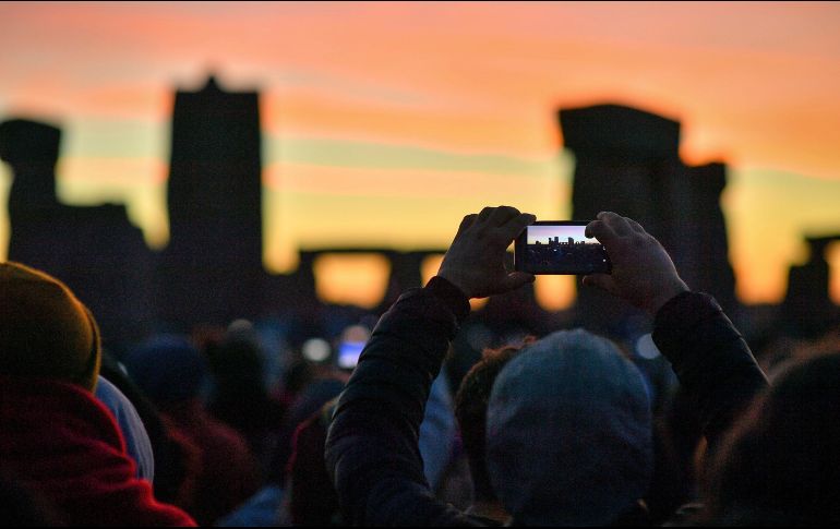 La multitud aplaudió y sacó sus celulares para tomar imágenes mienstras los rayos de luz inundaban el monumento. AP / B. Birchall