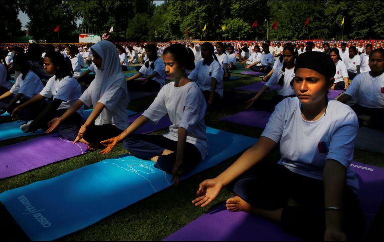 Celebran el Día Internacional del Yoga