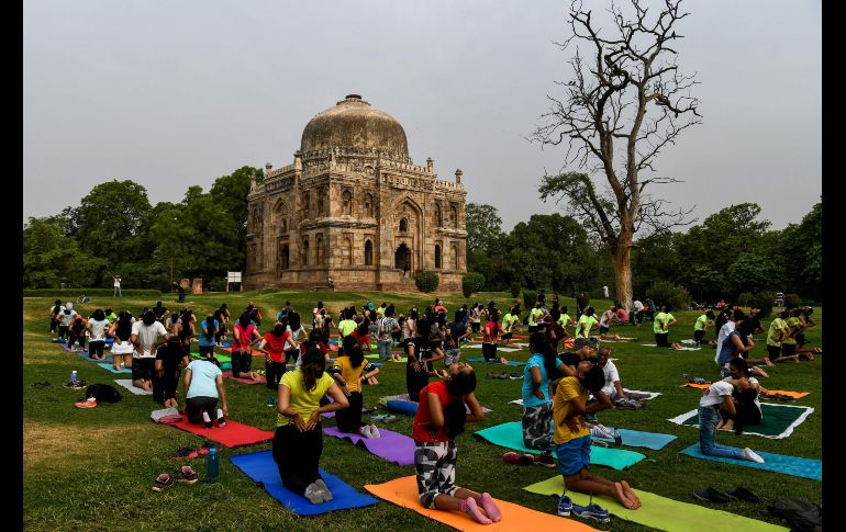 En la primera mitad del siglo XX aparecen libros en Occidente que registran y detallan las posturas del yoga. AFP / C. Khanna