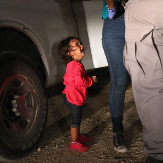 La niña migrante que "encara" a Trump: La historia tras la foto viral