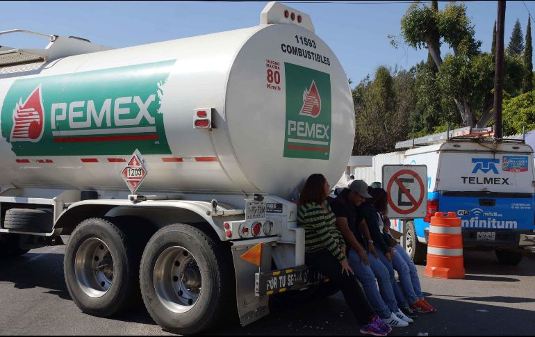 Mensualmente se roban 16 autotanques, equivalentes a 62 mil litros cada uno, lo que suma 173 millones de litros de gasolinas magna, premium y diésel al mes. SUN / ARCHIVO