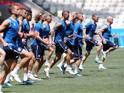 Los jugadores de Islandia se preparan para enfrentar a Nigeria. EFE/Z. Kurtsikidze