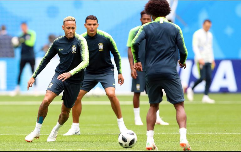 Neymar (izquierda) podría aparecer en el arranque del duelo entre Brasil y Costa Rica; ayer se entrenó al parejo con sus compañeros de Selección. EFE/T. Bozoglu