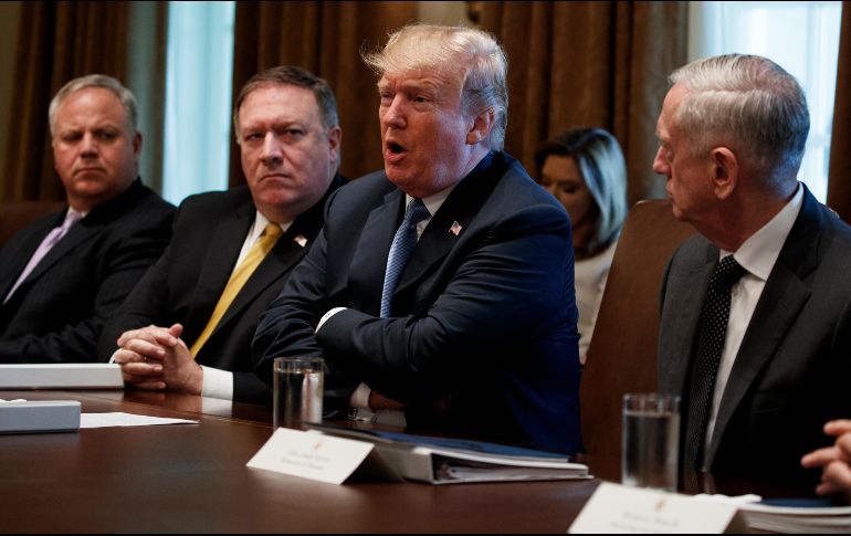 Donald Trump criticó que México permita el paso de migrantes, y afirmó que lo único que hace por EU es  “quitarle dinero y venderle drogas”. AP/E. Vucci