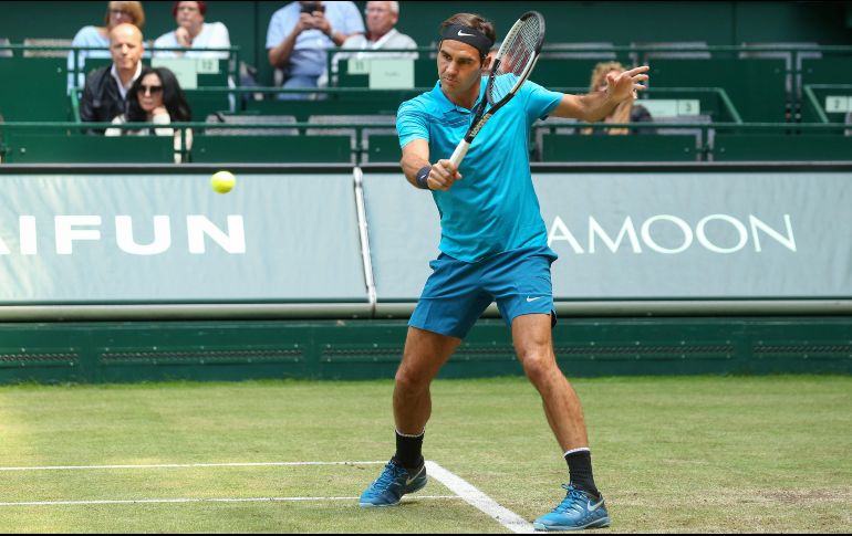 Federer logró avanzar a la antesala de la final del certamen, el cual conquistó hace un año, por lo que deberá seguir con victorias para conservar la cima del ranking de la ATP. AP / F. Gentsch