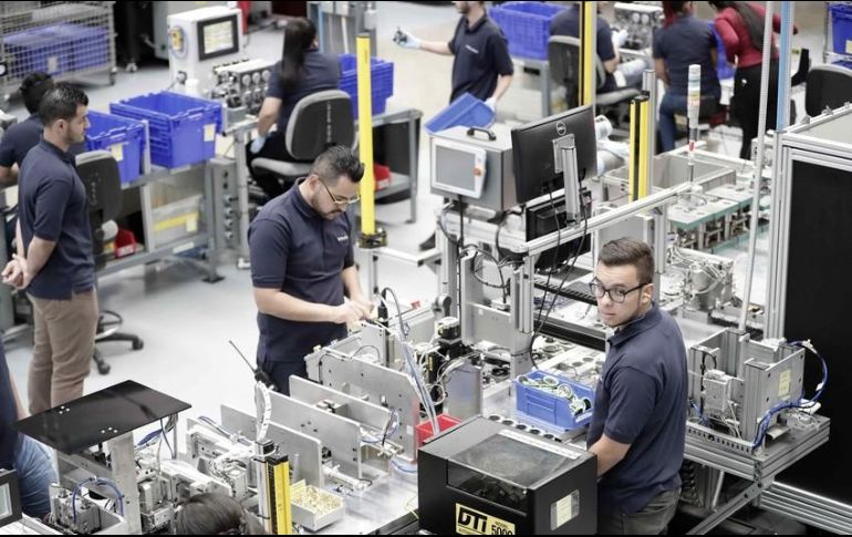 Las actividades secundarias, relacionadas con actividades industriales como la minería, la manufactura y la construcción retroceden 0.4% en el cuarto mes del presente año respecto al mes previo.