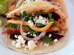 La receta del taco de salmón fue creada por chef Julien Zattara, fundador de 