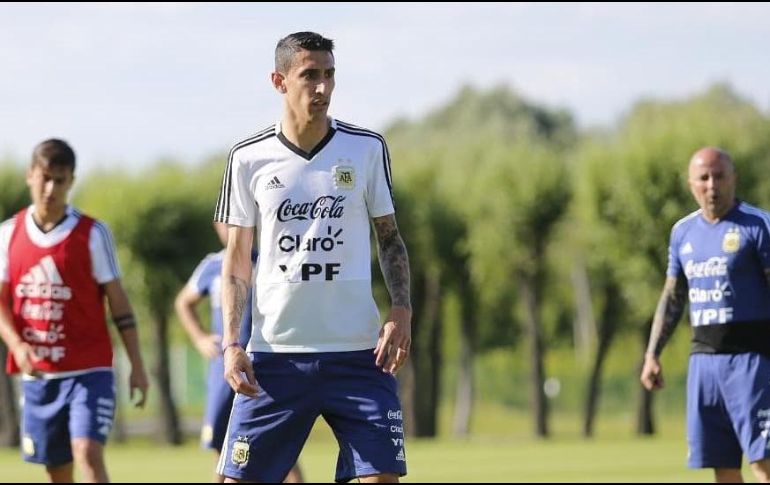 Los jugadores titulares trabajan en el gimnasio, mientras los suplentes entrenan en el campo liderados por Jorge Sampaoli. TWITTER / @Argentina