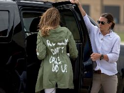 Melania portó una chamarra con el mensaje “Realmente no me importa ¿y a ti?”, lo que le generó un sinfín de críticas. AP / ARCHIVO