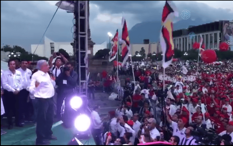 El candidato de Morena realiza un evento en la Macroplaza de Monterrey. TWITTER / @lopezobrador_