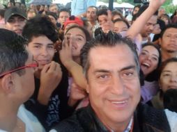 En el kiosco donde buscó refugio, Rodríguez Calderón convivió con jóvenes jaliscienses. TWITTER / @JaimeRdzNL