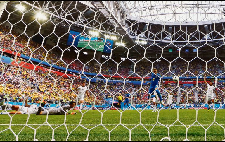 Se relajó. El astro brasileño marcó el segundo gol de Brasil cuando se jugaban siete minutos de reposición. Su tanto le permite liberar presión, tras un gris primer partido. AP