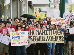 Protestas. Estadounidenses se manifestaron afuera del Congreso para exigir una ley pro migrantes. AFP